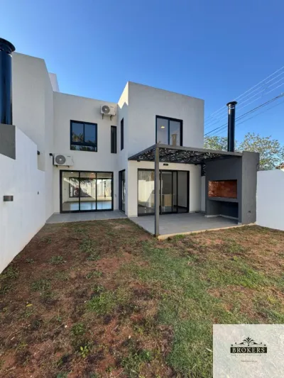 Casa de 3 dormitorios en Venta en Laurelty, Luque