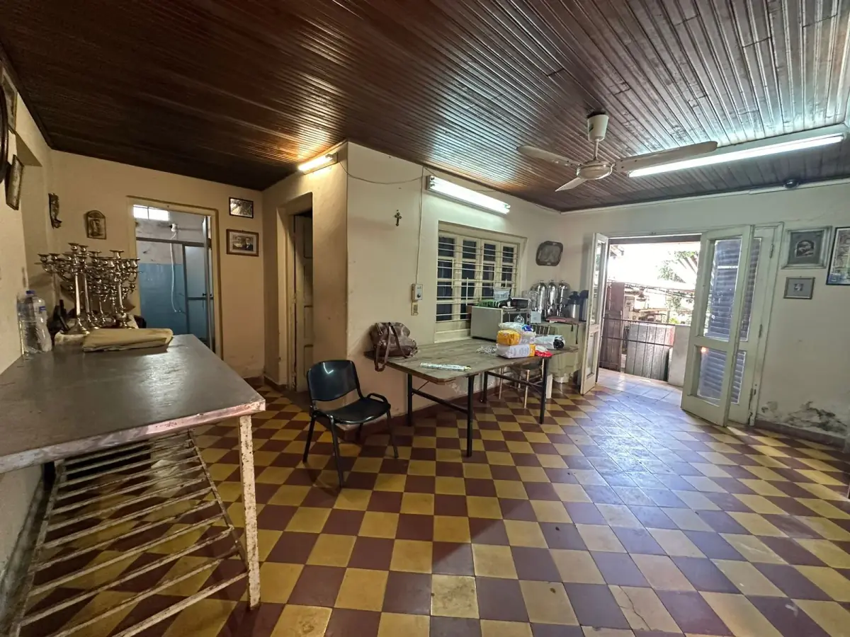 REMATE DE CASA A REMODELAR O DEMOLER EN CIUDAD NUEVA - ASUNCION - Image 4