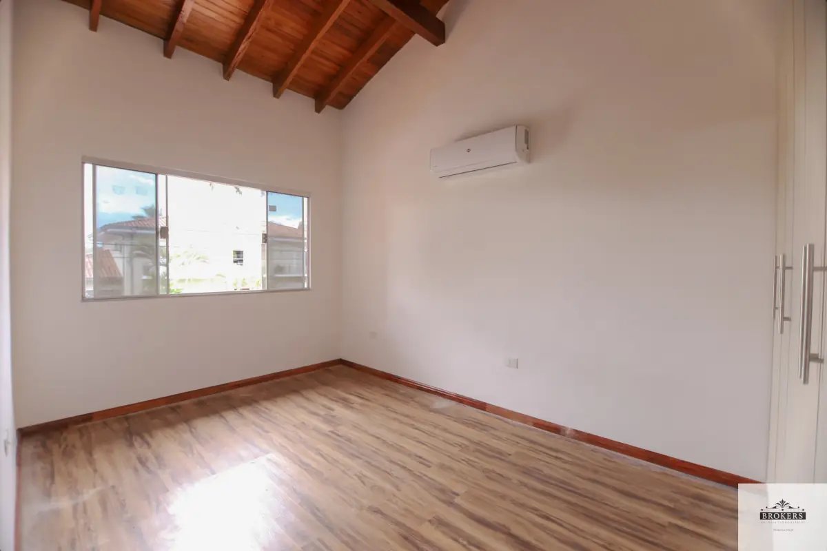 Casa de 3 dormitorios en Alquiler en Recoleta, Asunción - Image 10