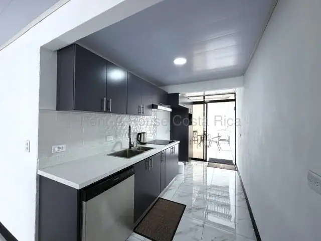 Casa de 3 dormitorios, 170m², en Alquiler en Montes de Oca, San José - Image 5