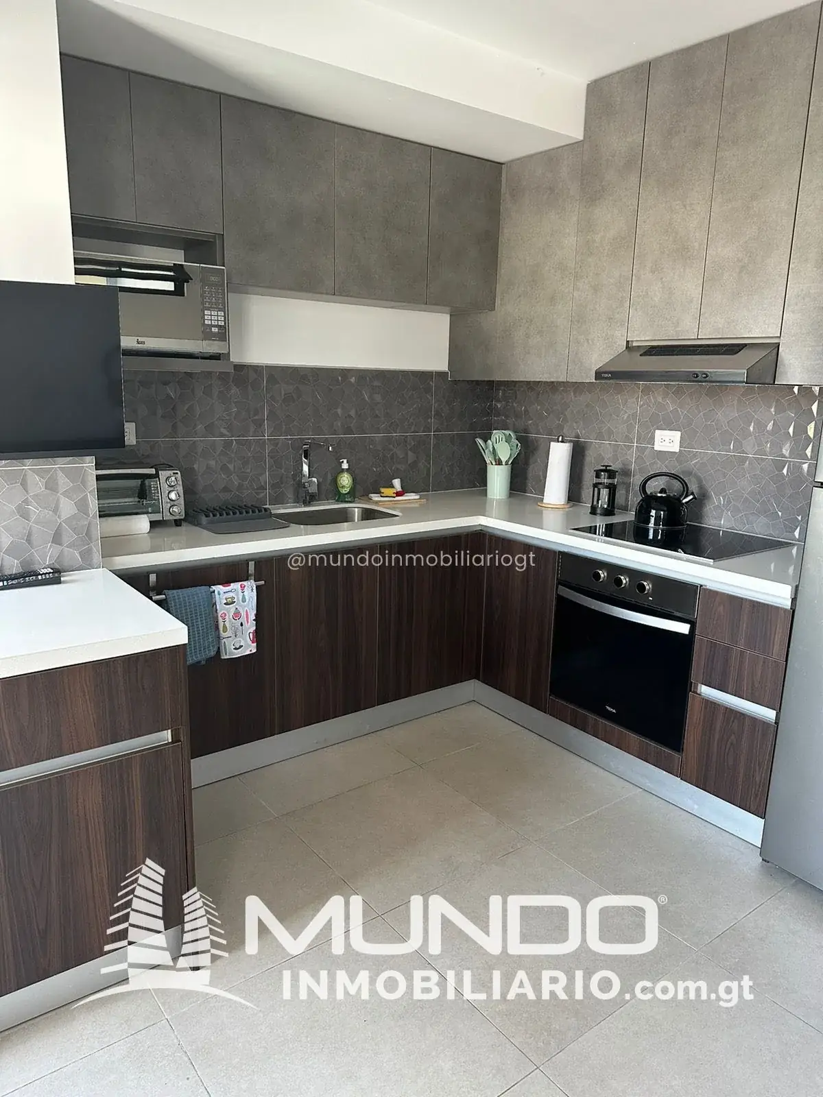 1-Bedroom Furnished Apartment, 50m², for Rent in Zone 10, Guatemala City - Image 3