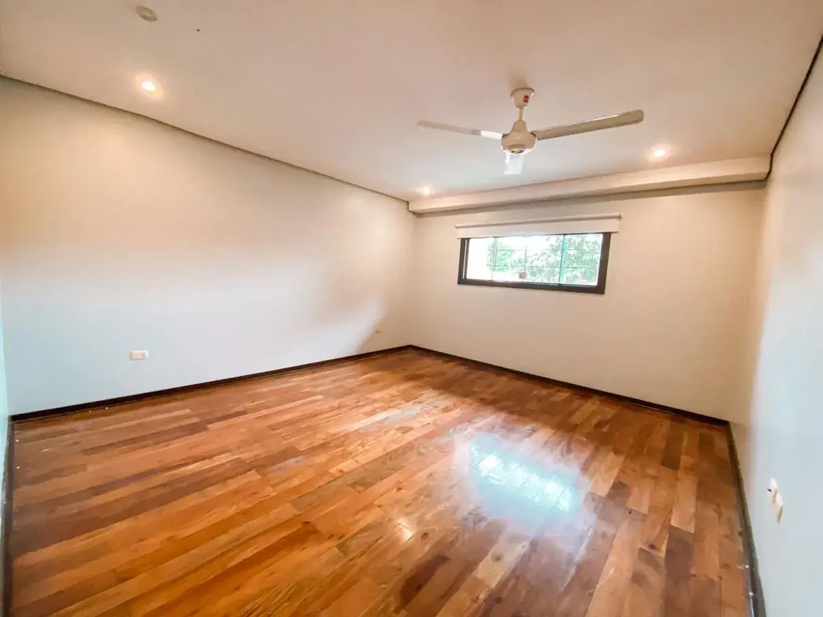 Casa de 4 dormitorios en Venta en Asunción - Image 16