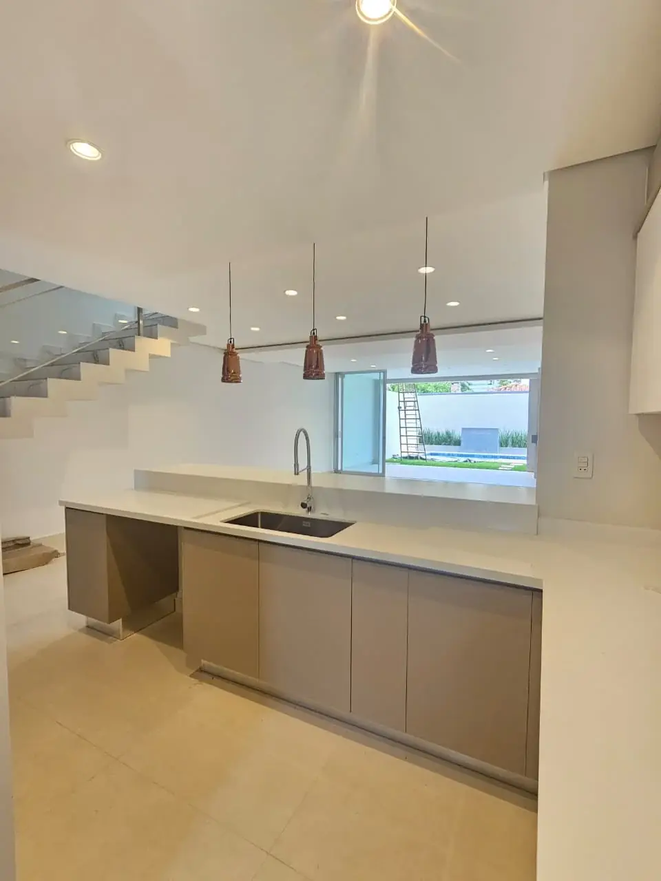 EN VENTA - Duplex con 3 dormitirios en suite . Barrio Ycua Sati - Image 4
