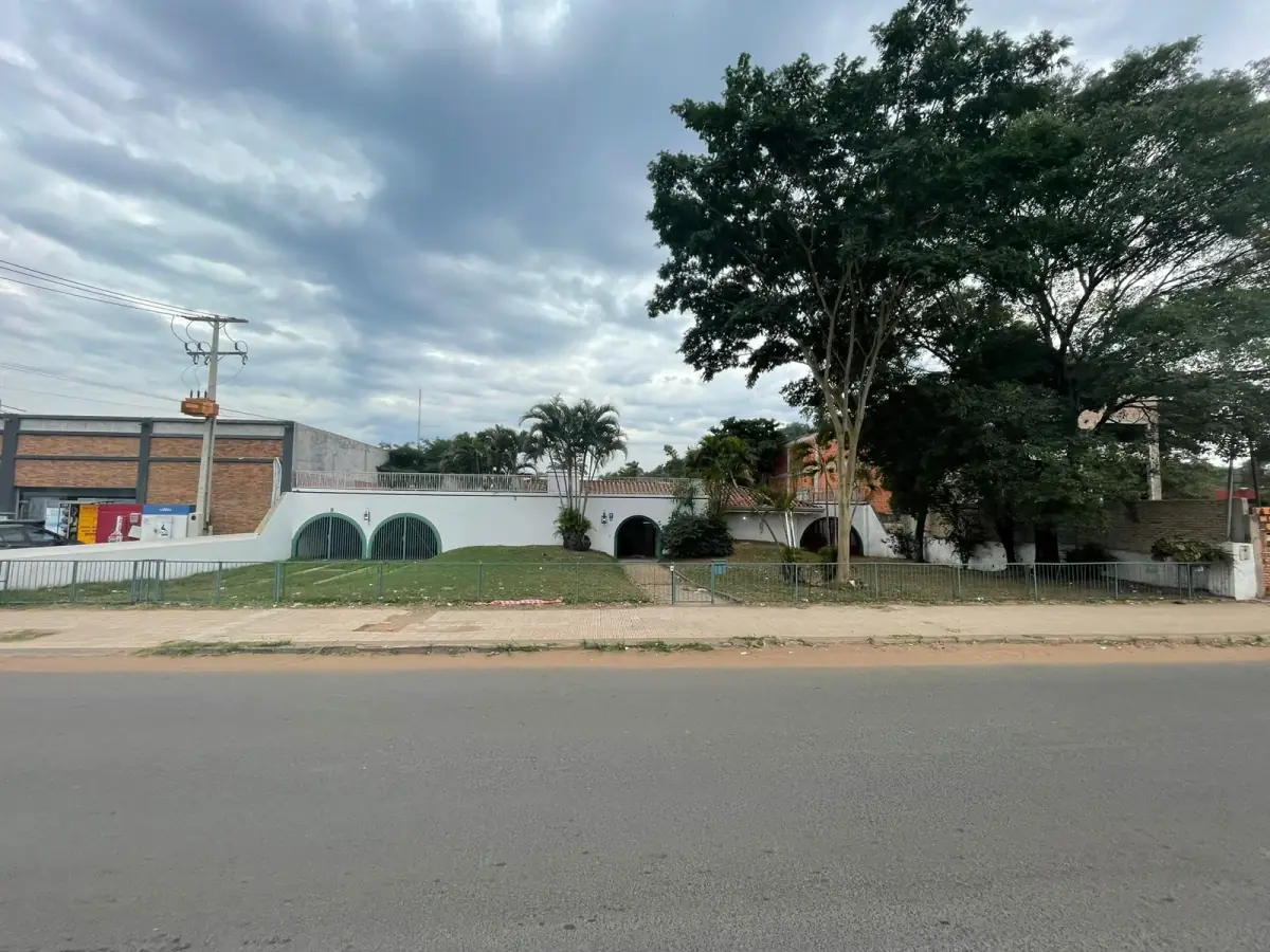 VENDO PROPIEDAD SOBRE AVDA PERON 40x30 m2 Superficie: 1200 m2