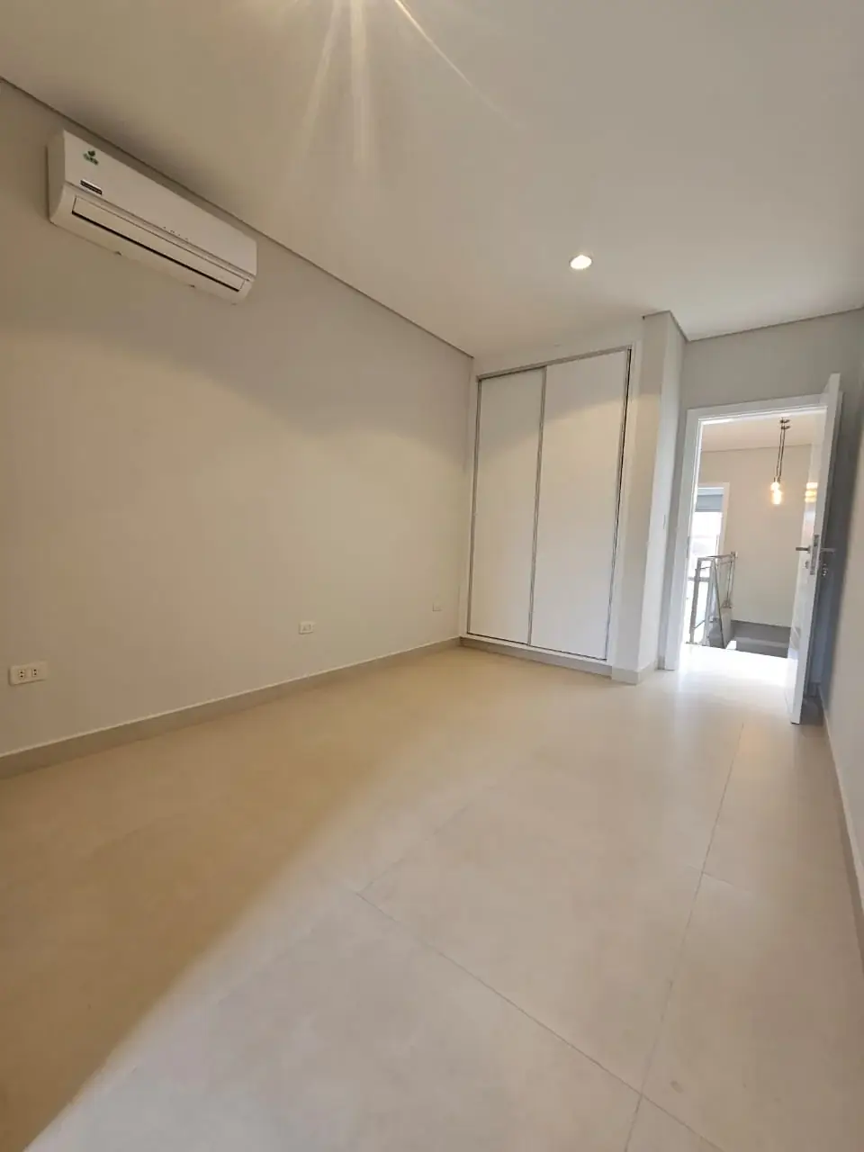 EN VENTA - Duplex con 3 dormitirios en suite . Barrio Ycua Sati - Image 11