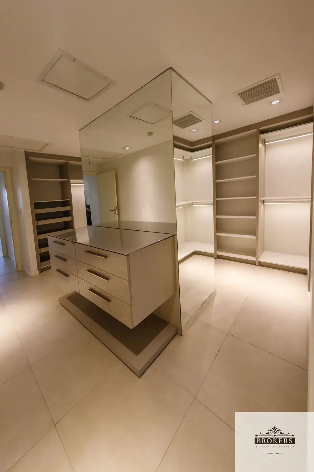 4-Bedroom Apartment for Sale in Ycuá Satí, Asunción - Image 16