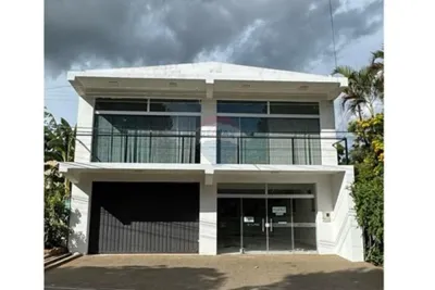 Local Comercial de 420m² en Alquiler en Caacupé