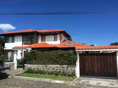 Casa de 3 dormitorios en casa, 250m², en Venta en Urbanización Los Chillos, Sangolqui