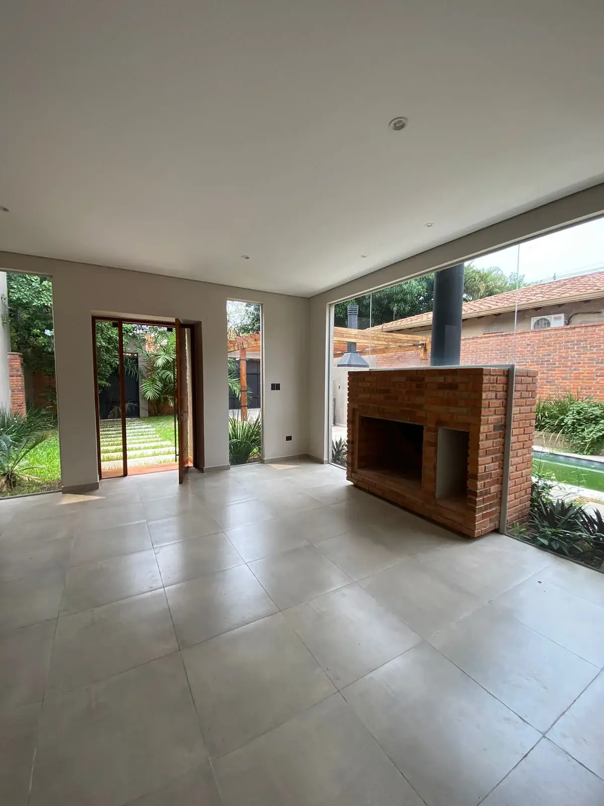 Gran residencia con iluminación natural en Mburucuyá - Image 13