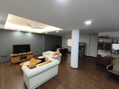 Casa de 4 dormitorios, 305m², en Venta en De la Residenta, Asunción