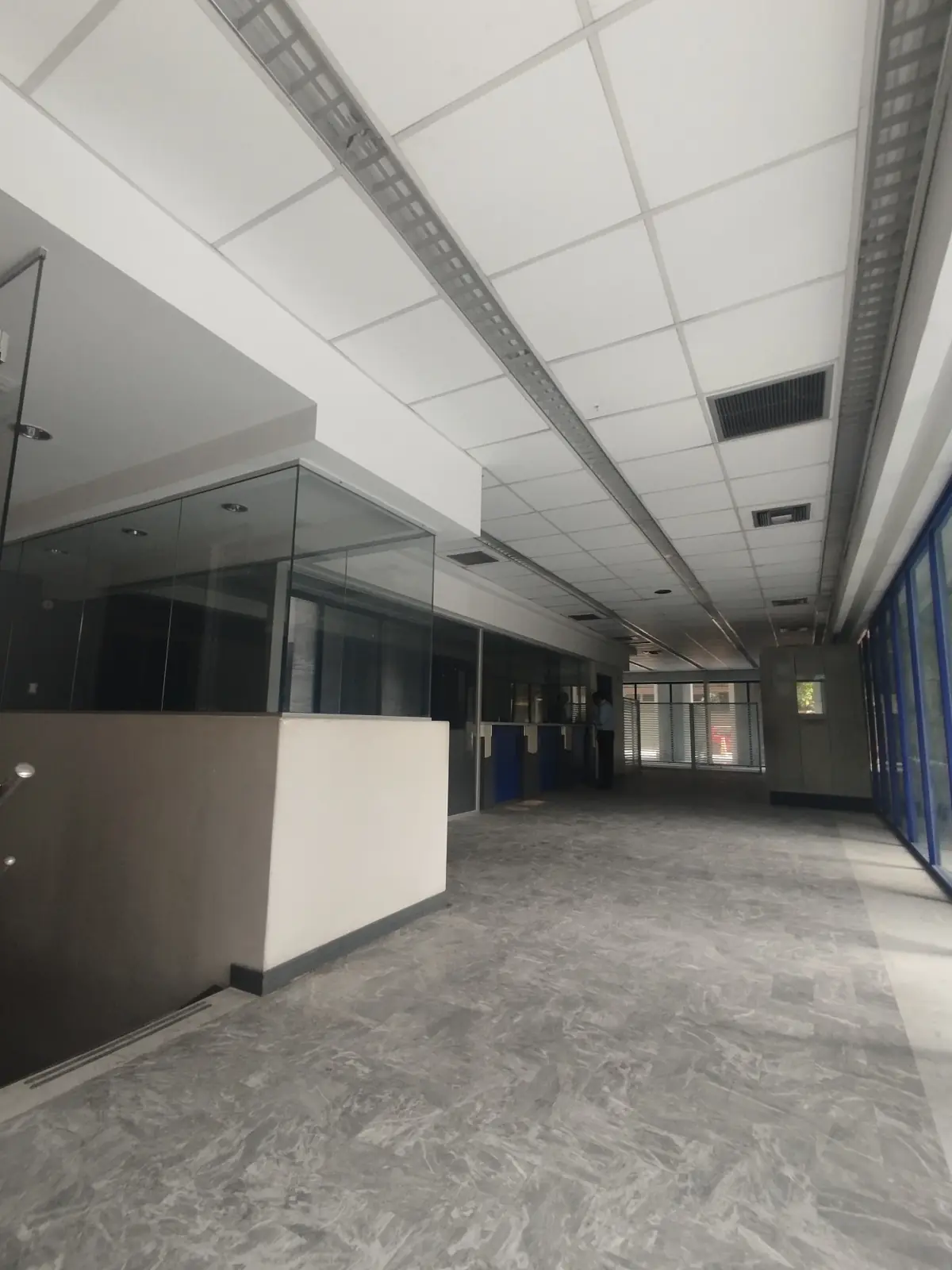 Local comercial en venta, urb. Los Palos Grandes, Torre Cavendes - Image 4