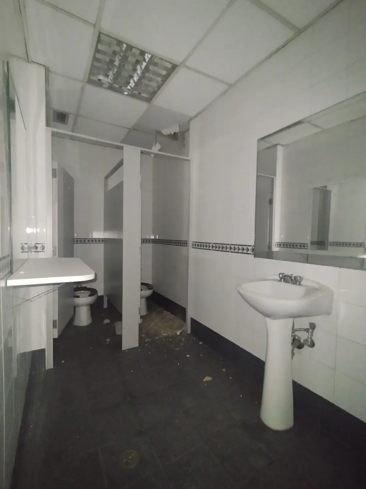 Local comercial en venta, urb. Los Palos Grandes, Torre Cavendes - Image 7