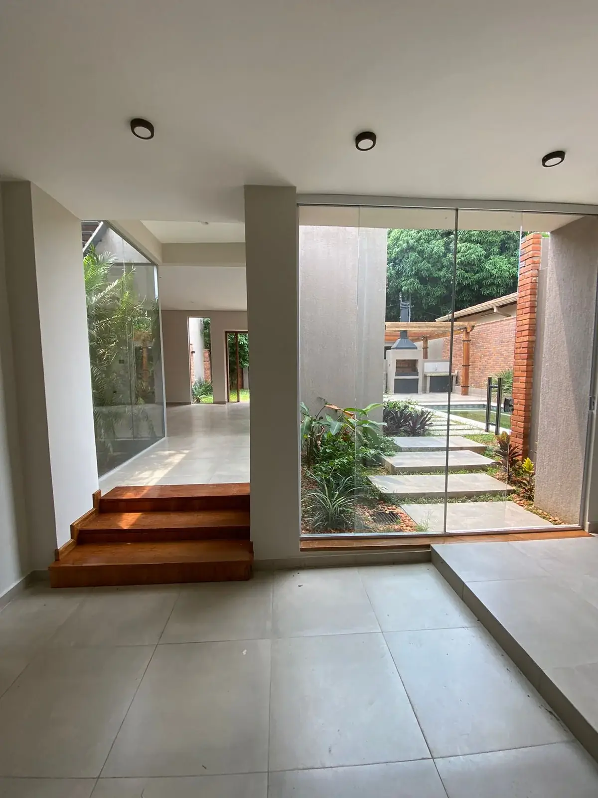 Gran residencia con iluminación natural en Mburucuyá - Image 7