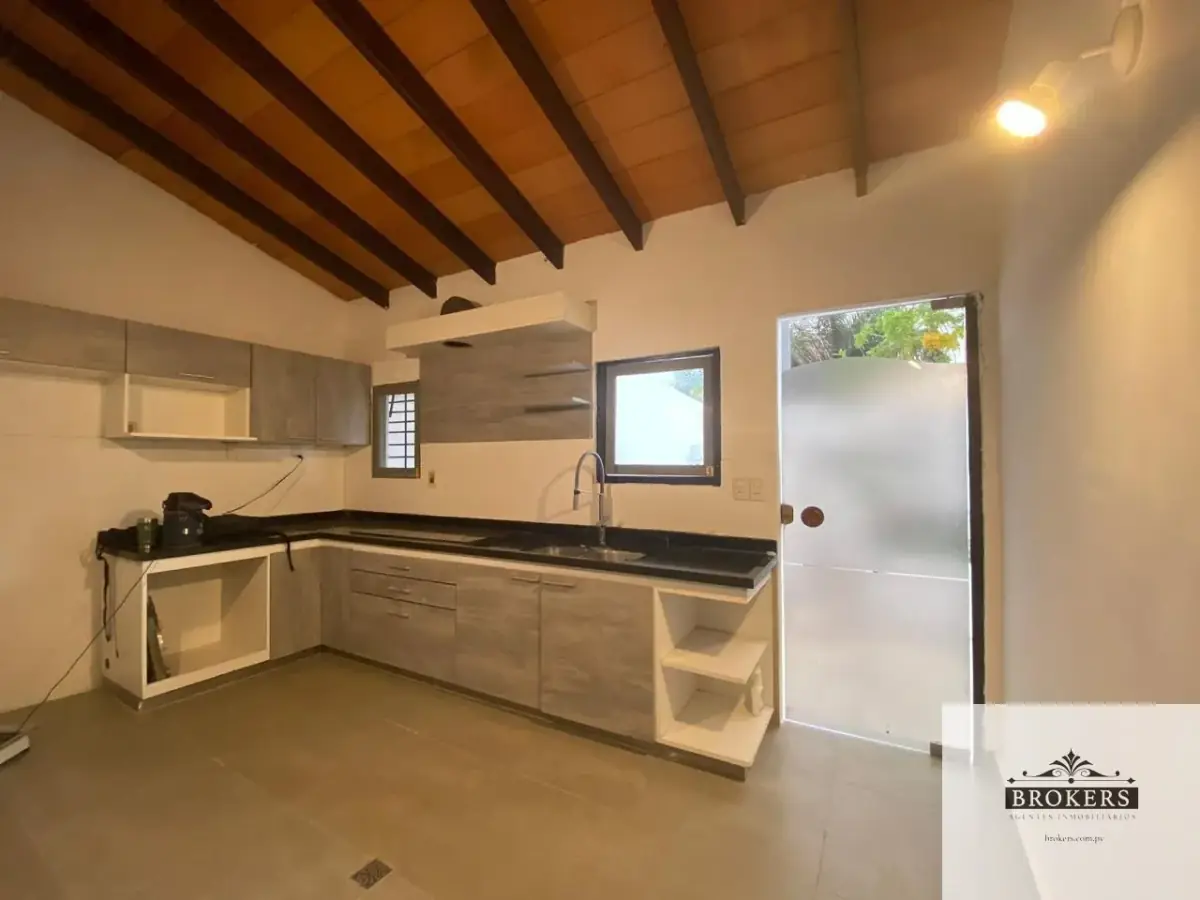 Local Comercial de 385m² en Alquiler en Mariscal Estigarribia, Asunción - Image 12