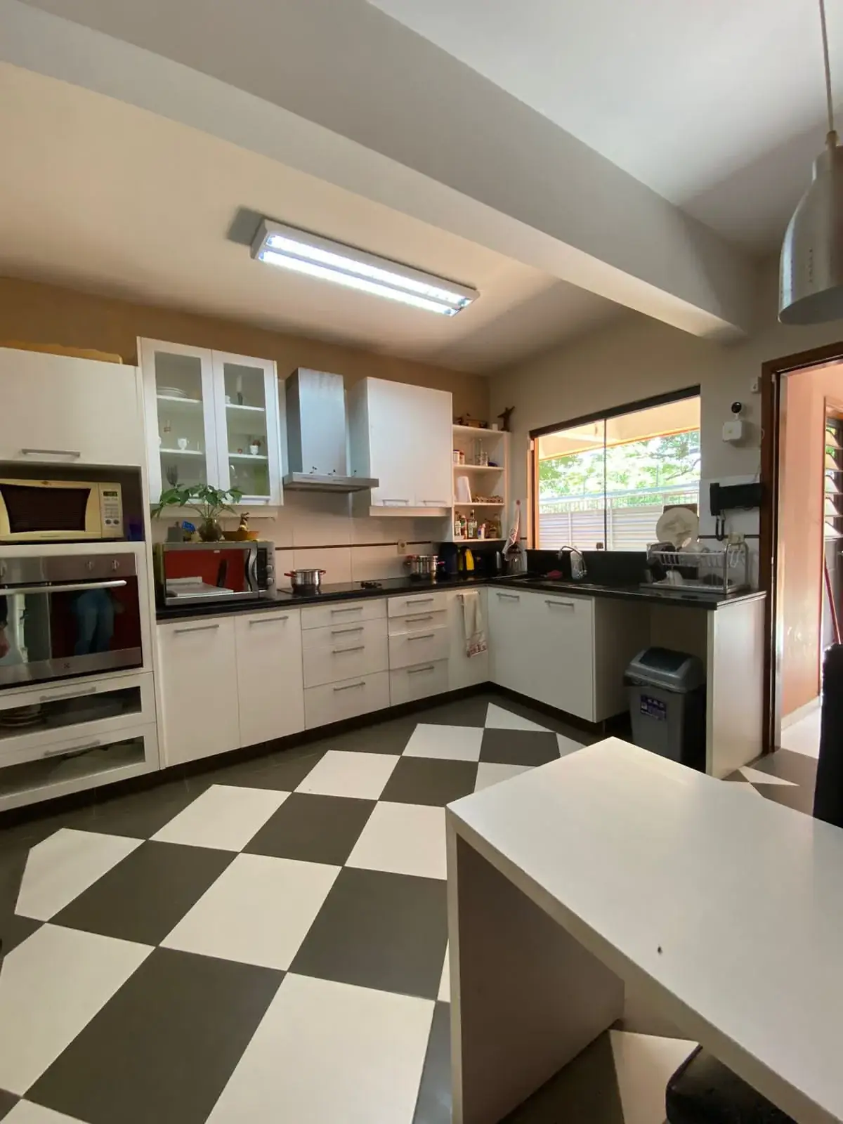 Vendo amplia casa con 3 habitaciones en suite Barrio Las Mercedes - Image 10
