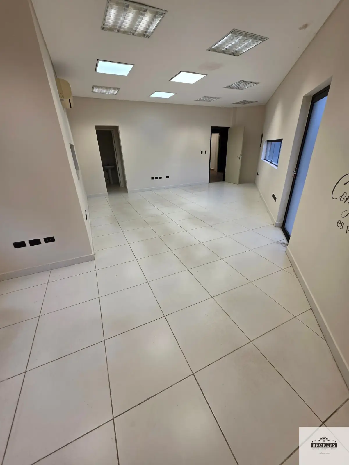 Local Comercial de 148m² en Alquiler en Recoleta, Asunción - Image 12