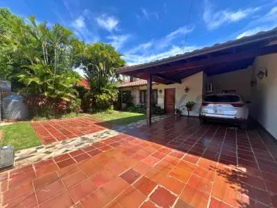 Casa de 4 dormitorios en Venta en Los Laureles, Lambaré