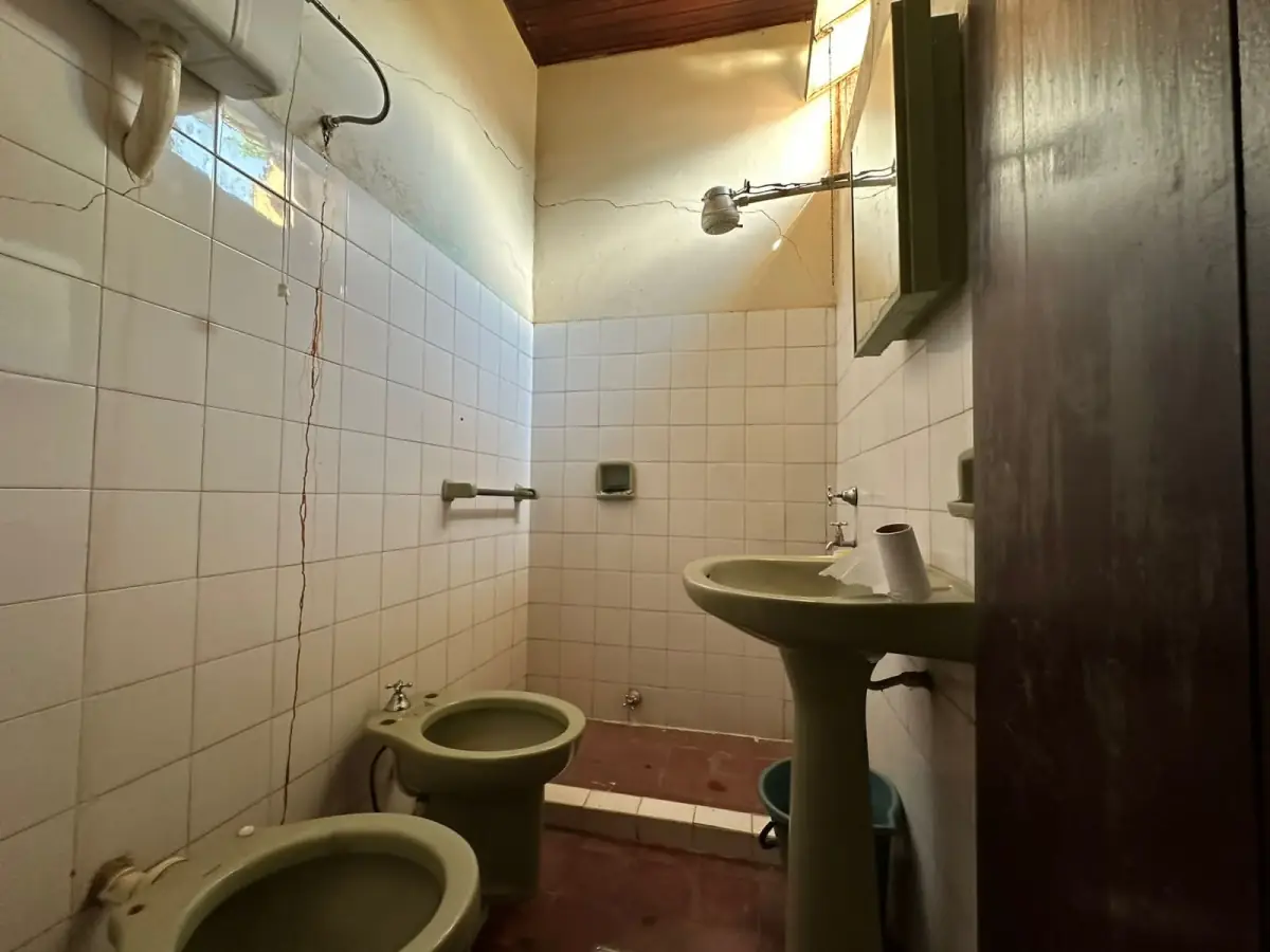 REMATE DE CASA A REMODELAR O DEMOLER EN CIUDAD NUEVA - ASUNCION - Image 9