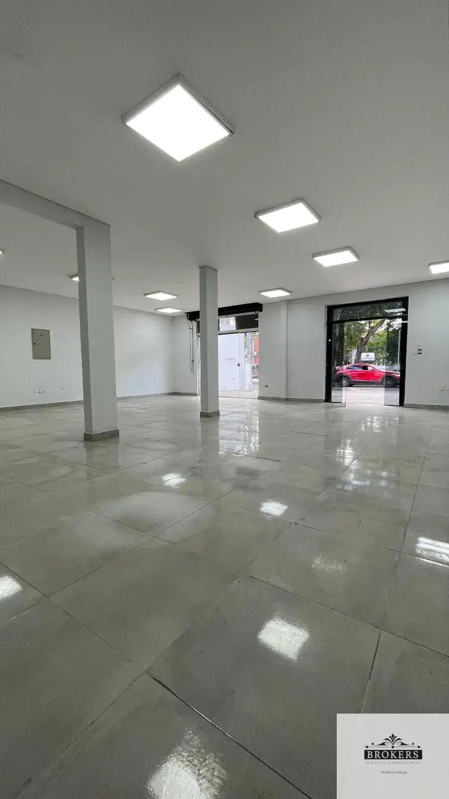 Retail Space of 550m² for Rent in Lambaré - Image 3