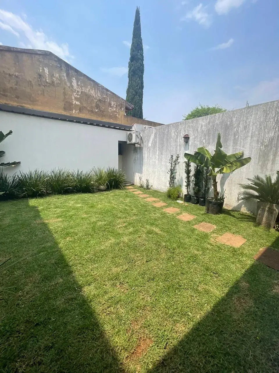 A la Venta hermoso y amplio duplex de 3 habitaciones Barrio Mburucuya - Image 3