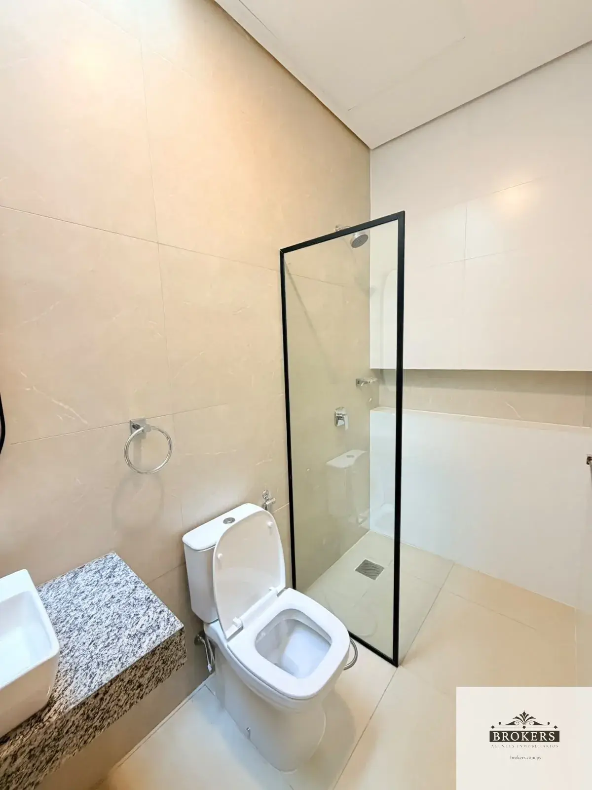 Casa de 3 dormitorios en Venta en Primer Barrio, Luque - Image 11