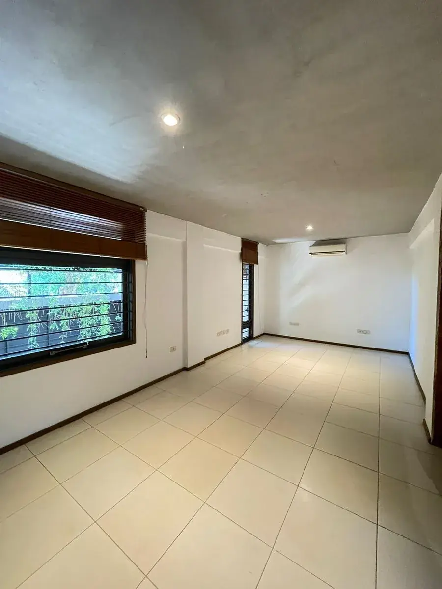 Casa de 3 quartos à Venda em Madame Lynch, Assunção - Image 10