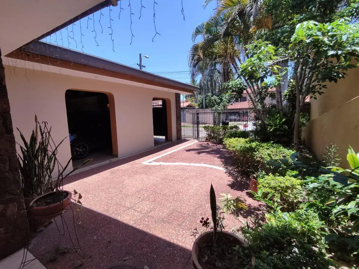 Casa de 5 dormitorios en Venta en Mburucuyá, Asunción - Image 3