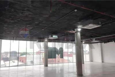 Local Comercial de 398m² en Alquiler en Pettirossi, Asunción