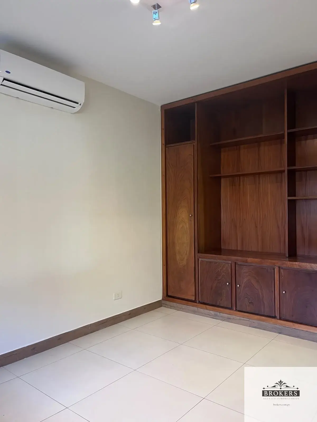 Commercial Space of 500m² for Rent in San Cristobal, Asunción - Image 9