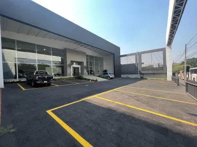 Local Comercial de 1,653m² en Alquiler en Nazareth, Asunción