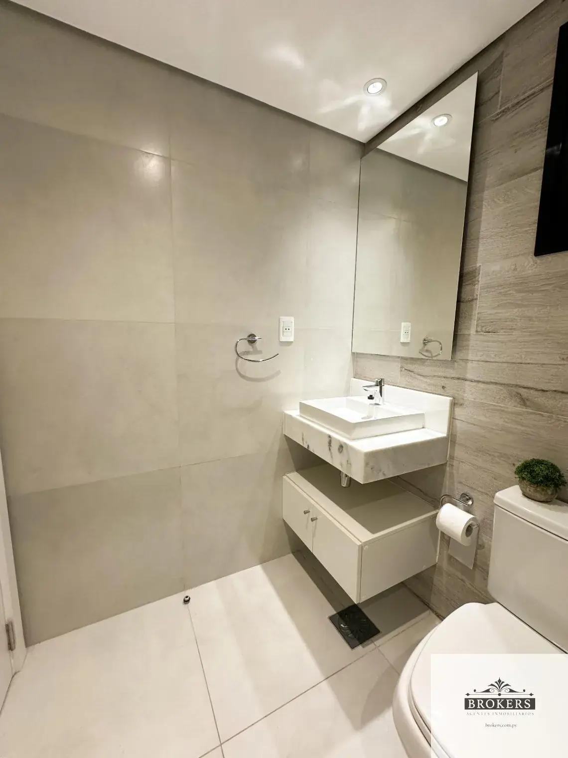 2-Bedroom Apartment for Rent in San Jorge, Asunción - Image 8