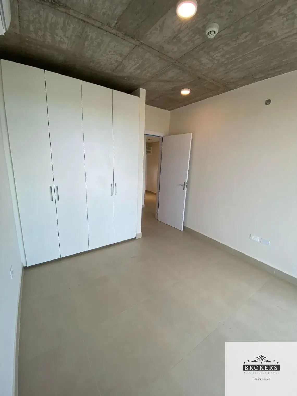 Apartamento de 2 dormitórios à Venda em Madame Lynch, Assunção - Image 11