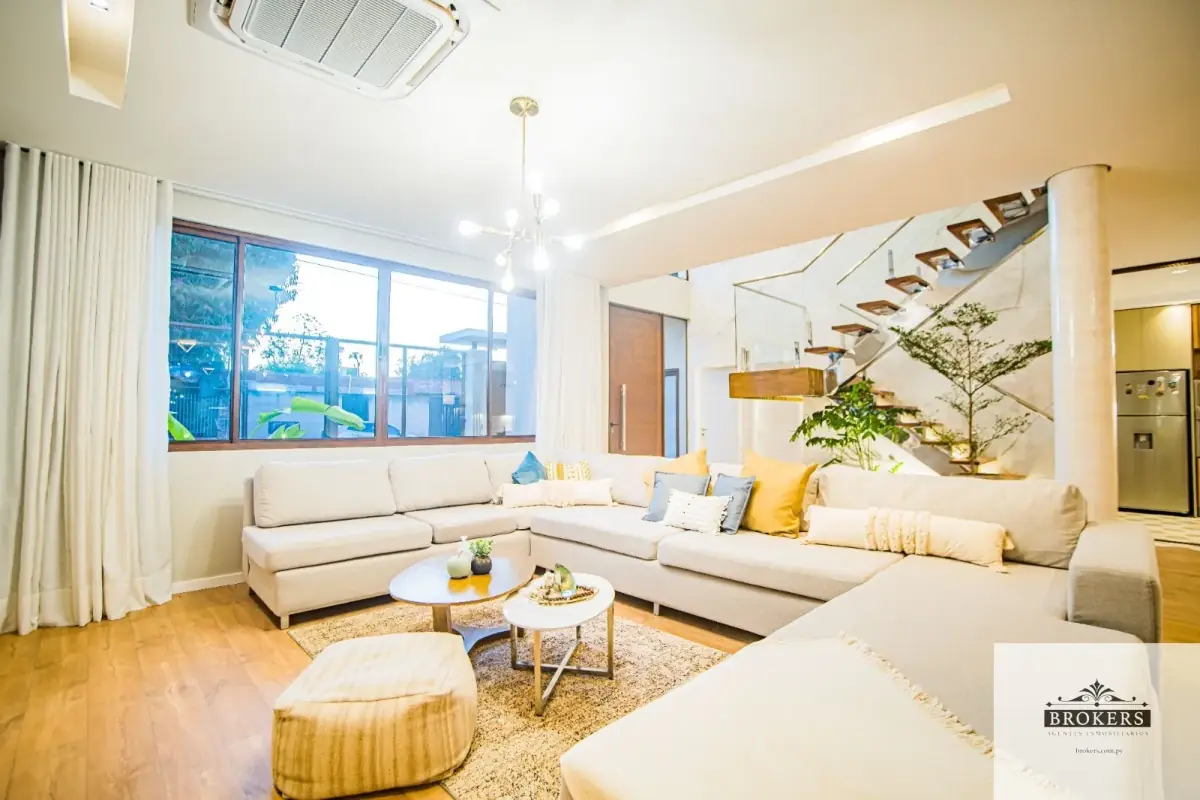 4-Bedroom House for Sale in Laurelty, Luque - Image 5