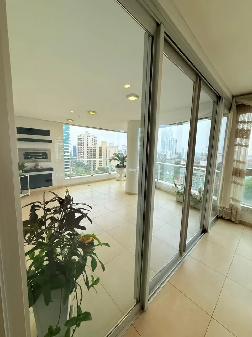 Departamento de 3 dormitorios en edificio Miranda, 190m², en Alquiler en Ycuá Satí, Asunción - Image 8