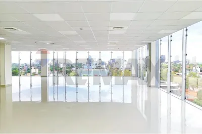 Local Comercial de 120m² en Alquiler en Villa Morra, Asunción