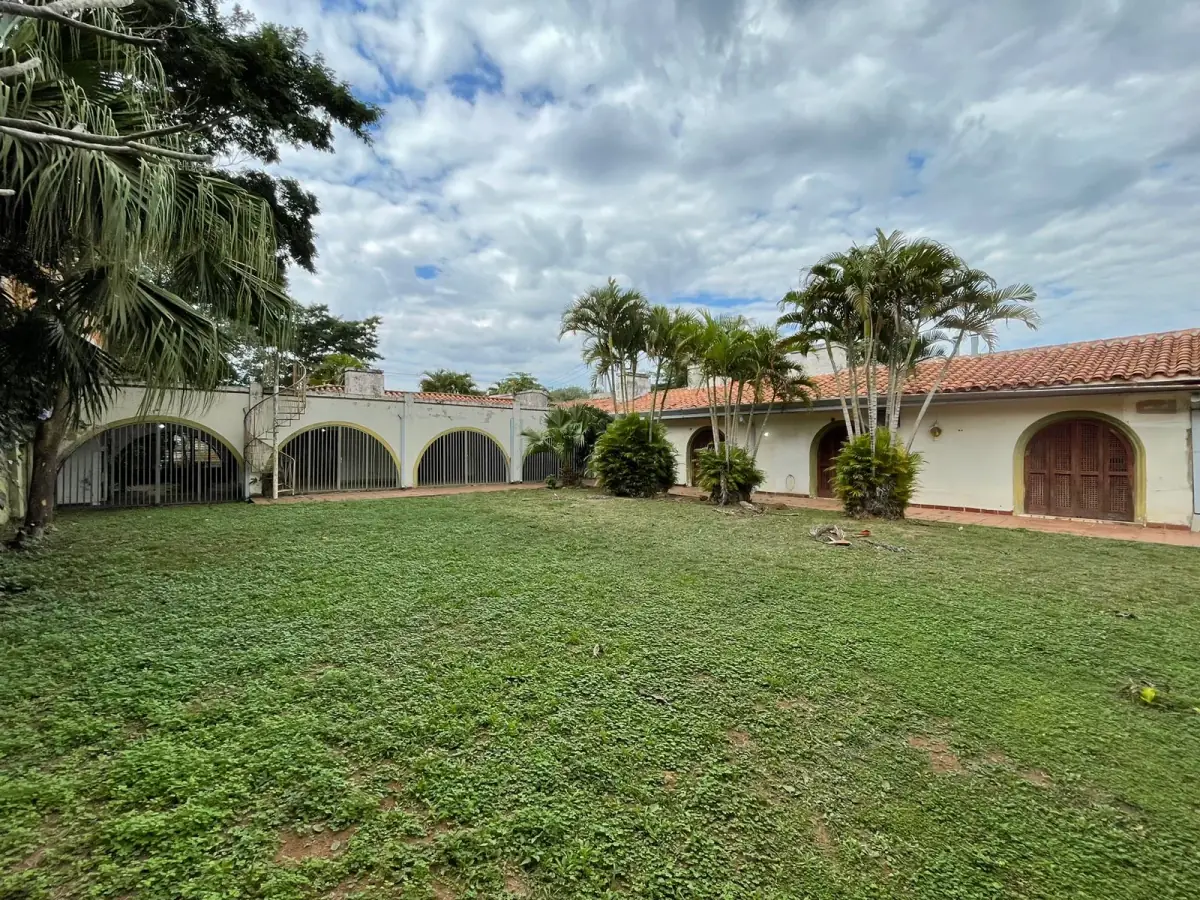 VENDO PROPIEDAD SOBRE AVDA PERON 40x30 m2 Superficie: 1200 m2 - Image 2