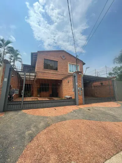 A la Venta hermoso y amplio duplex de 3 habitaciones Barrio Mburucuya