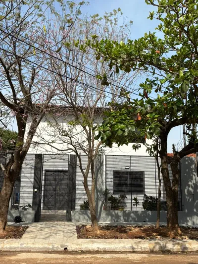 Casa de 4 dormitorios, 305m², en Venta en De la Residenta, Asunción