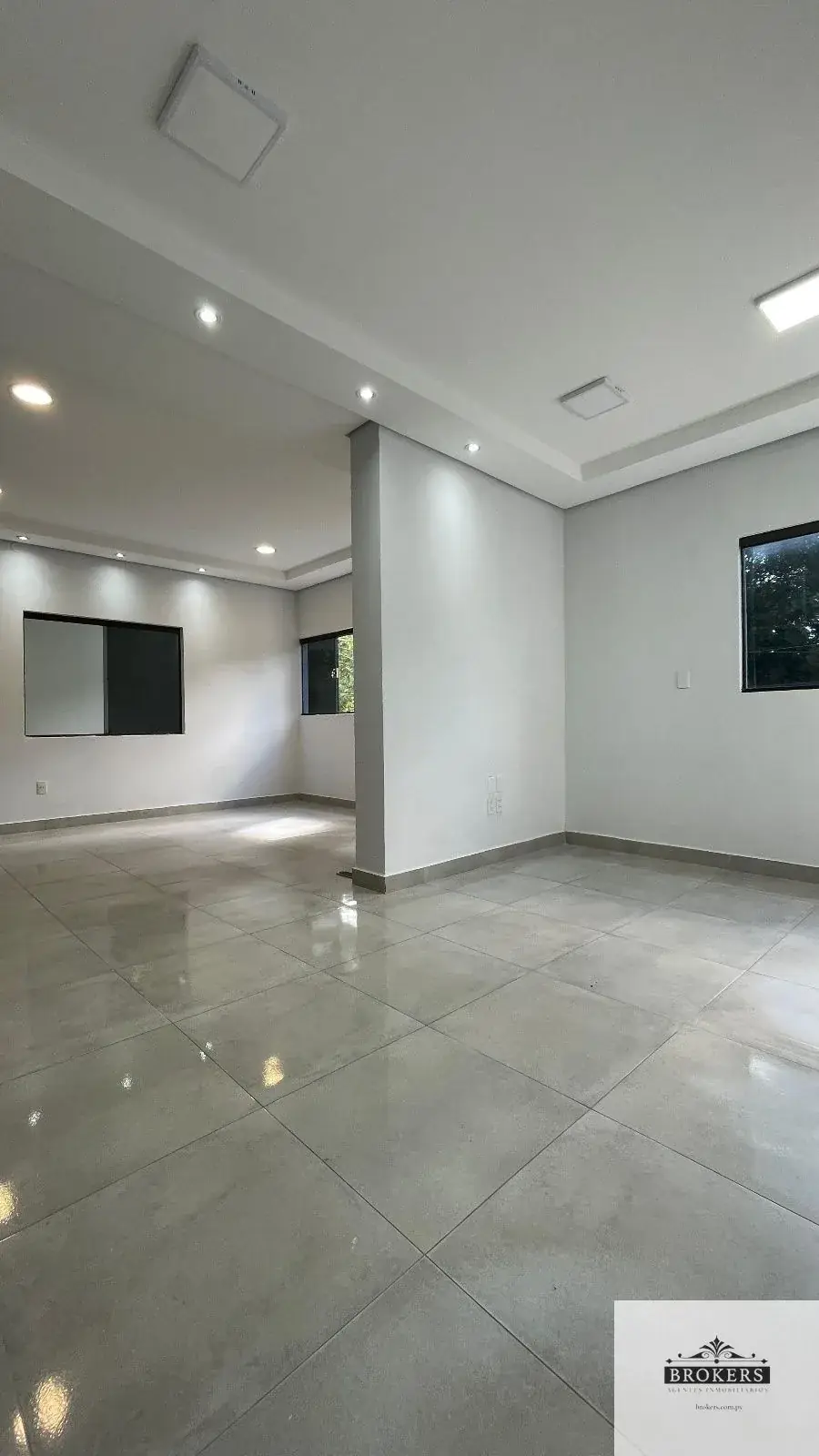 Retail Space of 550m² for Rent in Lambaré