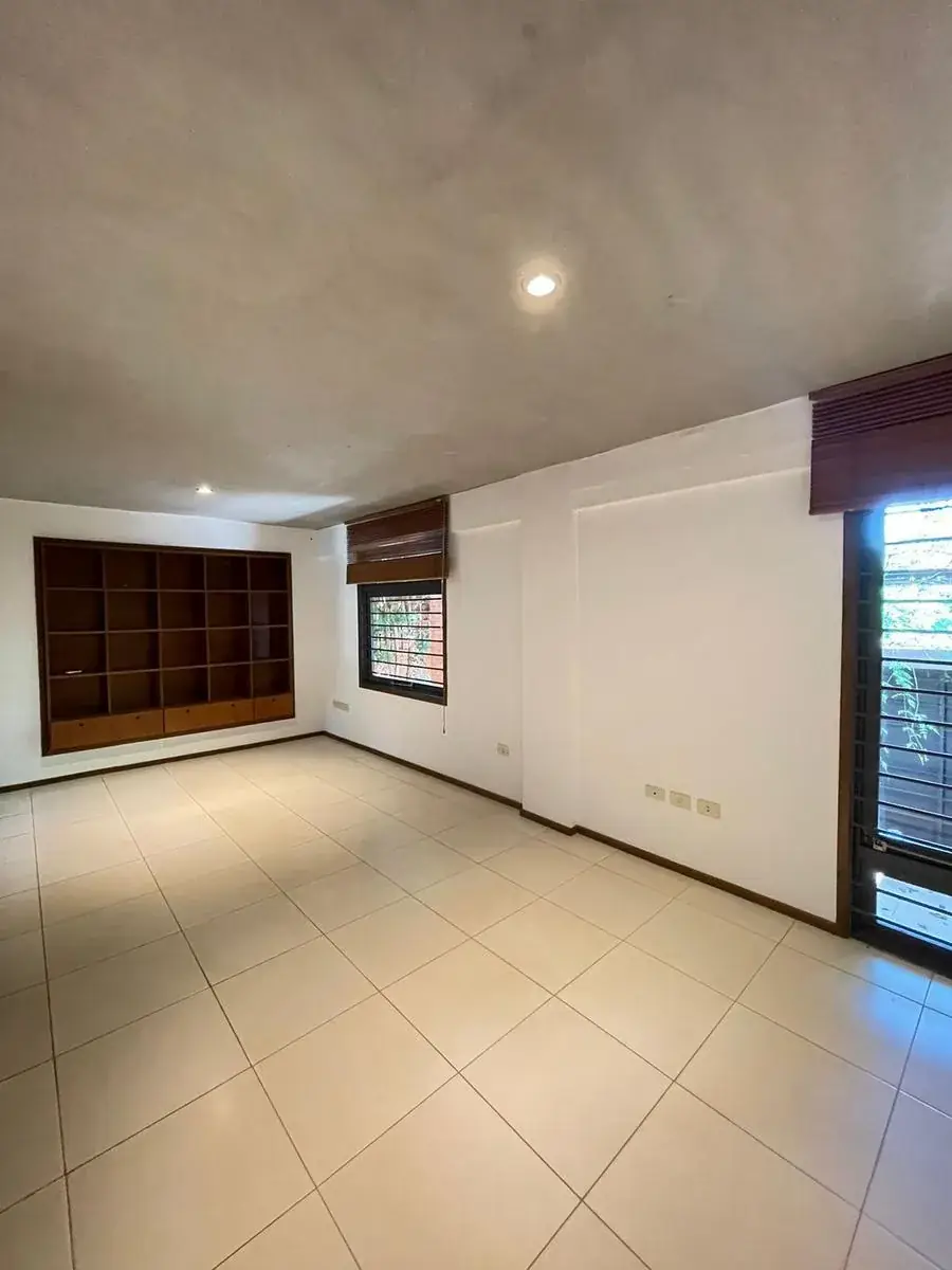 Casa de 3 quartos à Venda em Madame Lynch, Assunção - Image 11