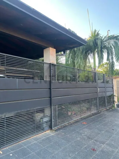 Casa de 5 dormitorios en Venta en Los Laureles, Asunción