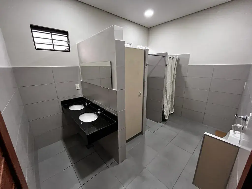 Local Comercial de 400m² en Venta en Defensores del Chaco, Mariano Roque Alonso - Image 10