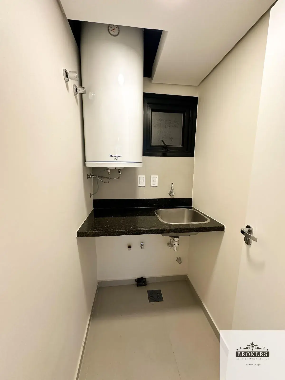 2-Bedroom Apartment for Rent in San Jorge, Asunción - Image 12