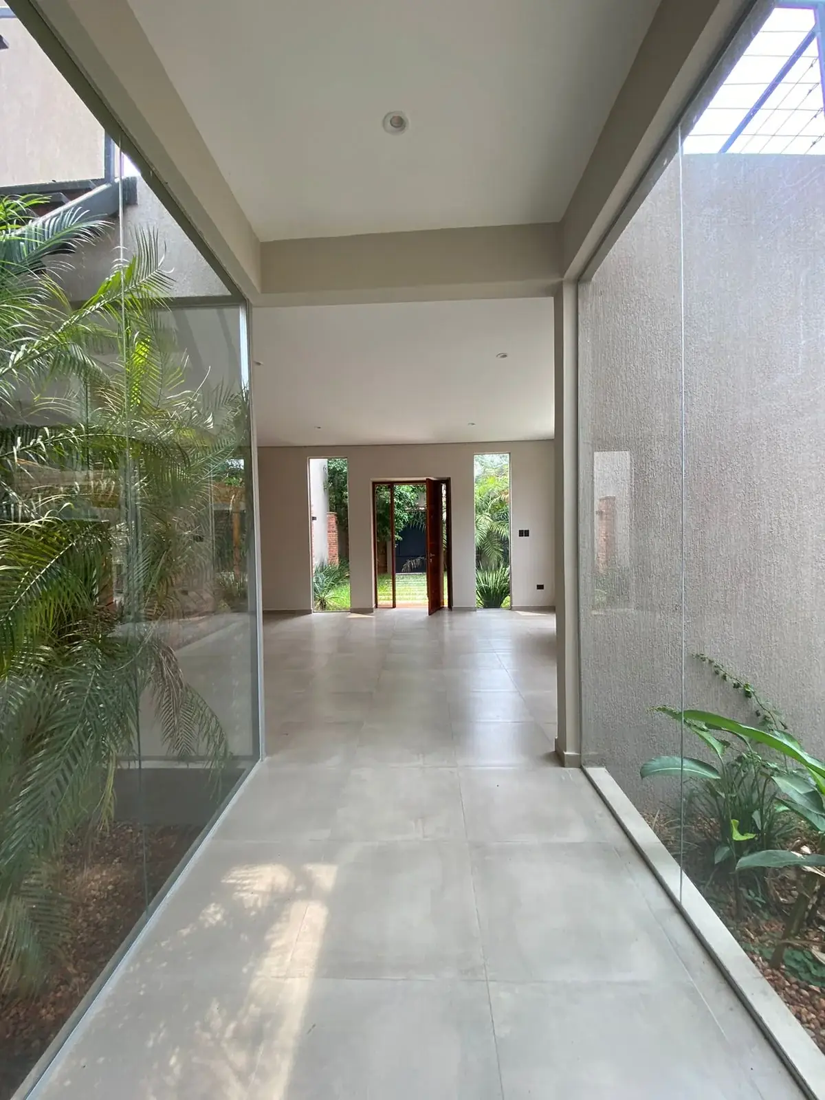 Gran residencia con iluminación natural en Mburucuyá - Image 6