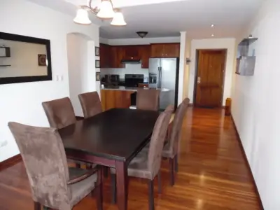 Departamento de 2 dormitorios amueblado, 120m², en Alquiler en Zona 10, Ciudad de Guatemala