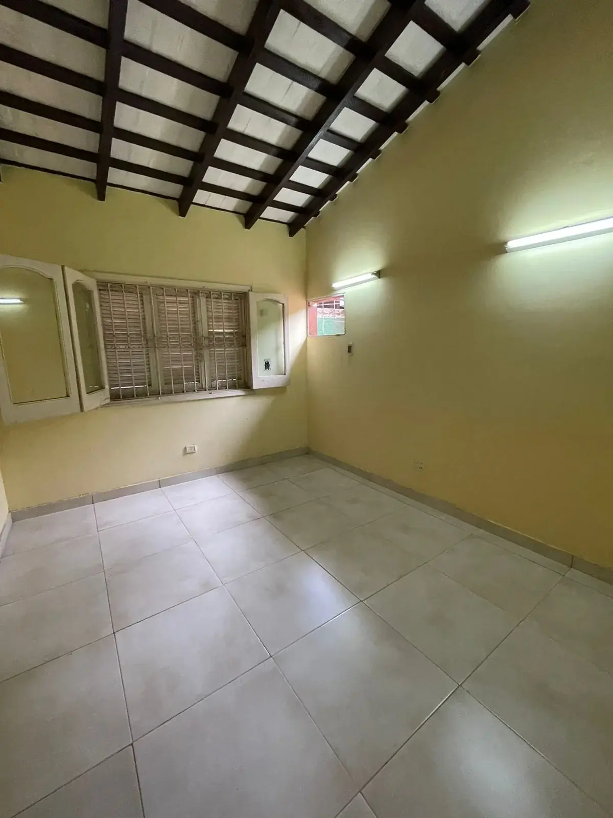 OFERTA! AMPLIA CASA EN BARRIO SANTA MARÍA - Z/ FRIGORÍFICO GUARANÍ - Image 8