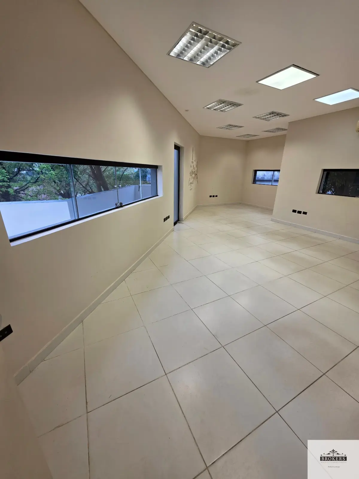 Local Comercial de 148m² en Alquiler en Recoleta, Asunción - Image 11