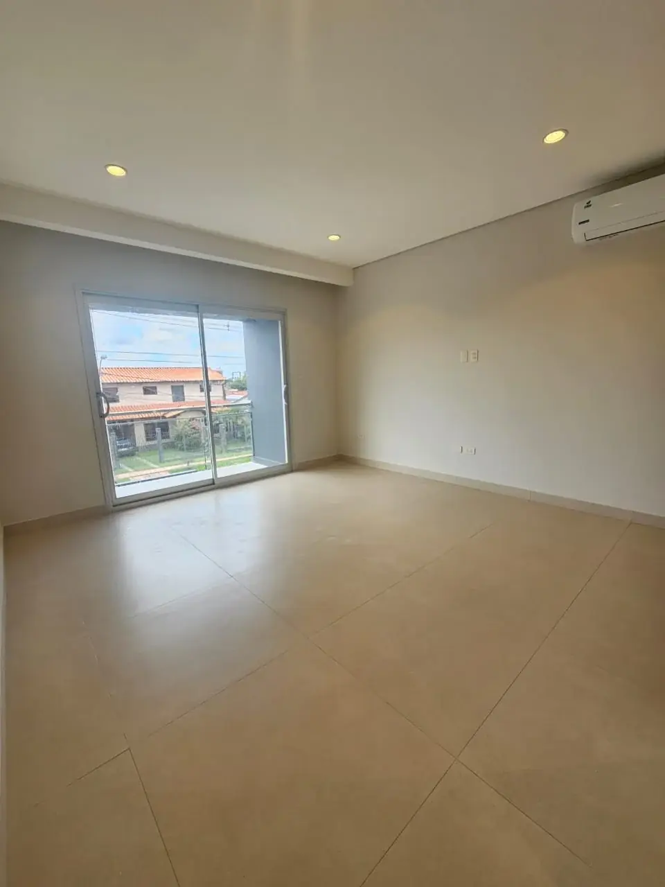 EN VENTA - Duplex con 3 dormitirios en suite . Barrio Ycua Sati - Image 8