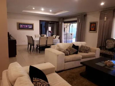 Casa de 4 dormitorios en Venta en Carmelitas, Asunción