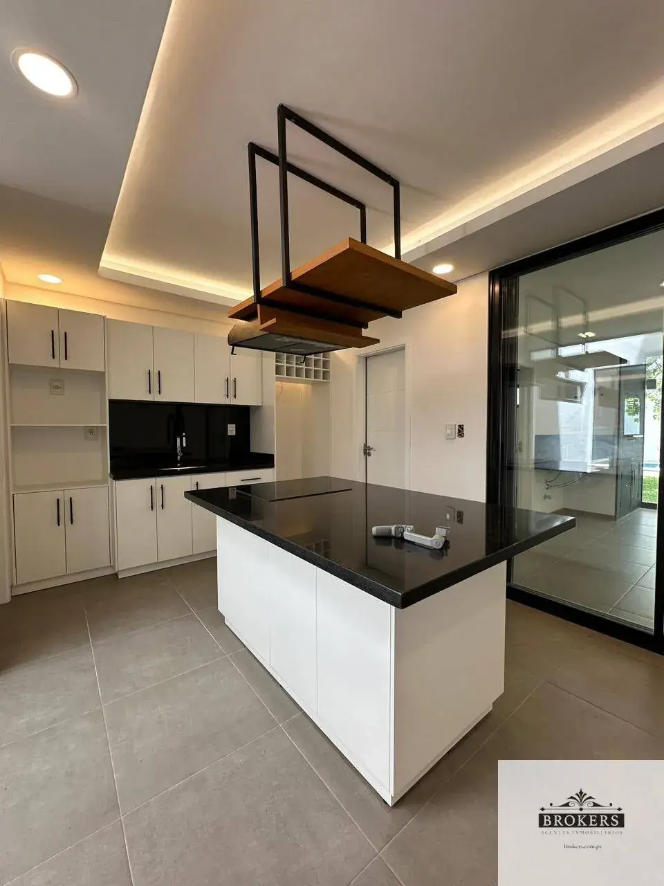 Casa de 3 dormitorios en Venta en Primer Barrio, Luque - Image 3